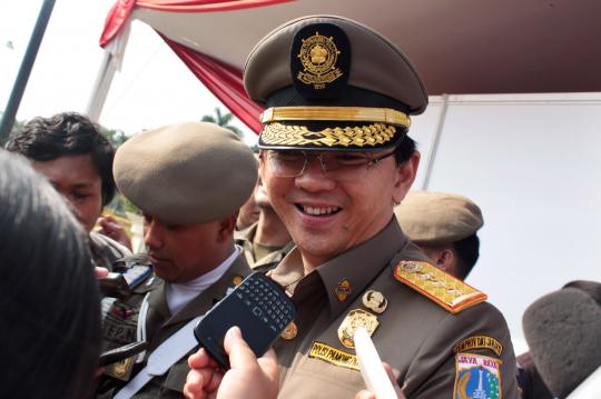 Ahok potong tumpeng di HUT Satpol PP di Monas