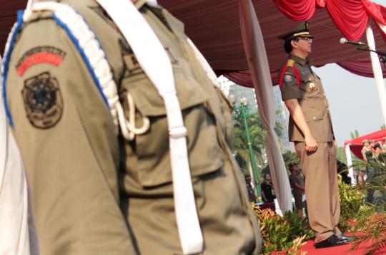 Ahok potong tumpeng di HUT Satpol PP di Monas