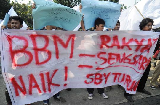 Aktivis KAMMI demo tolak kenaikan BBM di Kantor Jokowi