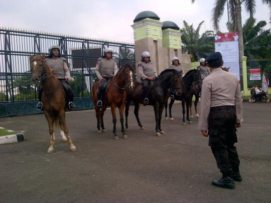 Kuda dan anjing ikut amankan demonstrasi buruh di Gedung DPR