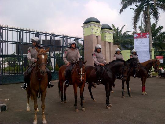Kuda dan anjing ikut amankan demonstrasi buruh di Gedung DPR