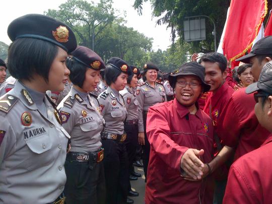 Polwan jaga aksi demo buruh di Istana Presiden