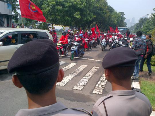 Ribuan buruh FSPOI tiba di depan Istana Negara