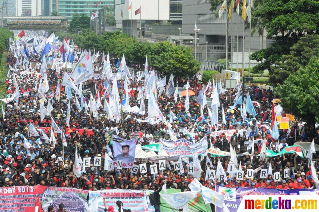 Foto : Ratusan ribu buruh long march ke Istana Presiden ...