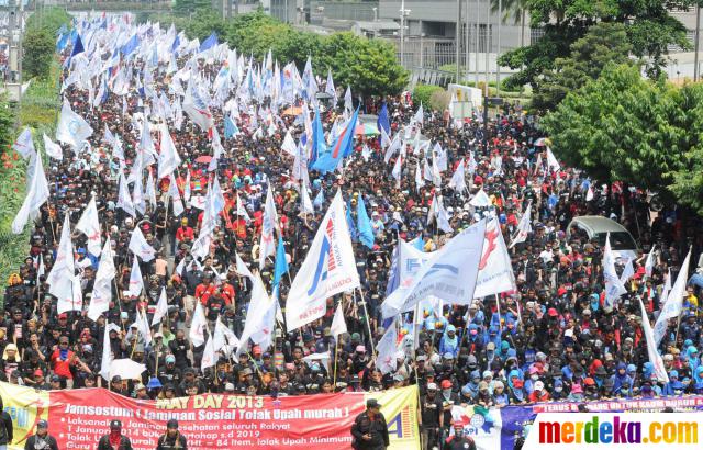 Foto : Ratusan ribu buruh long march ke Istana Presiden ...