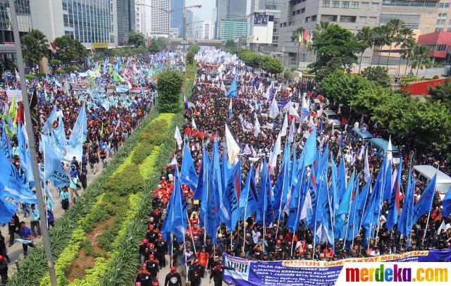 Foto : Ratusan ribu buruh long march ke Istana Presiden ...