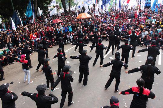 Aksi May Day, buruh joget poco-poco di depan Istana Presiden