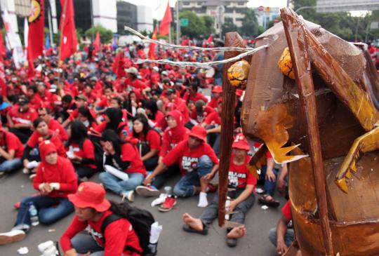 Aksi May Day, buruh joget poco-poco di depan Istana Presiden