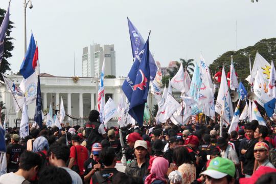 Aksi May Day, buruh joget poco-poco di depan Istana Presiden