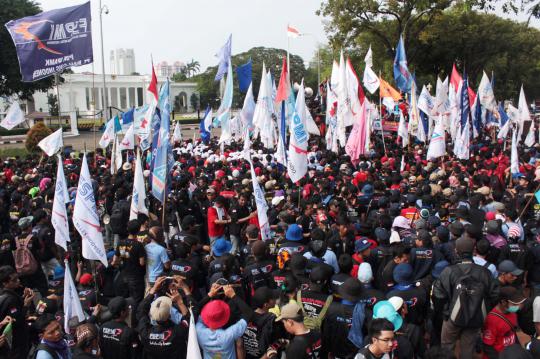 Aksi May Day, buruh joget poco-poco di depan Istana Presiden