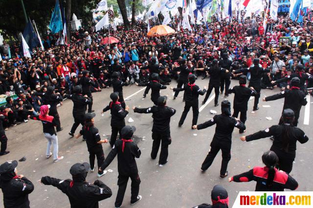 Foto Aksi May Day buruh joget poco poco di depan Istana 