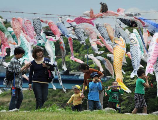 Ribuan ikan mas terbang di atas Sungai Sagamihara, Jepang
