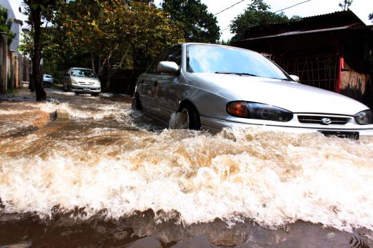 Genangan banjir di sejumlah wilayah Ibu Kota masih belum surut
