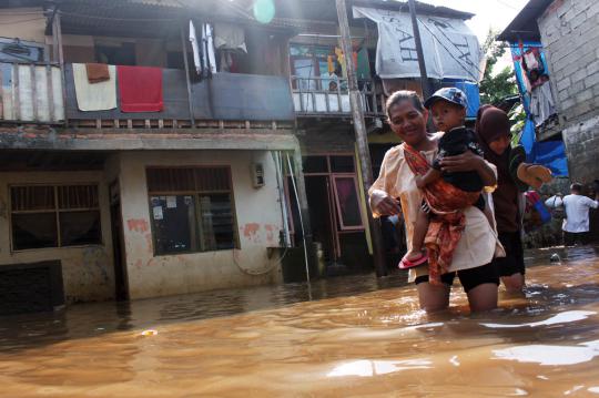 Genangan banjir di sejumlah wilayah Ibu Kota masih belum surut