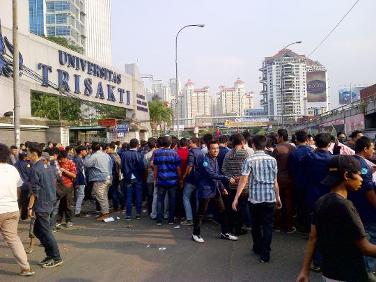 Ratusan mahasiswa Trisakti demo di depan kampusnya