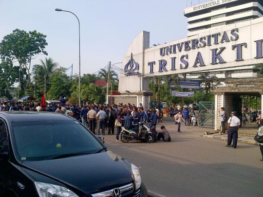 Ratusan mahasiswa Trisakti demo di depan kampusnya
