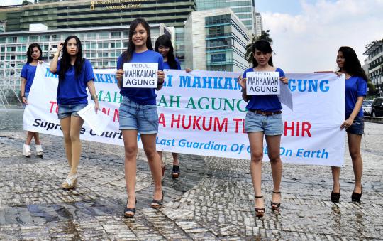 6 Wanita seksi gelar aksi simpatik peduli MA