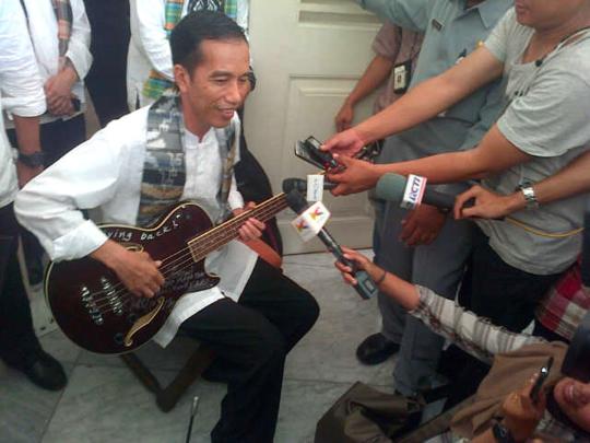 Jokowi pamer bass Metallica di Balai Kota