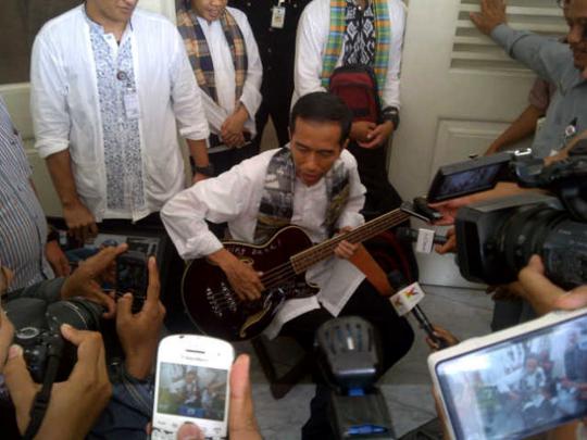 Jokowi pamer bass Metallica di Balai Kota