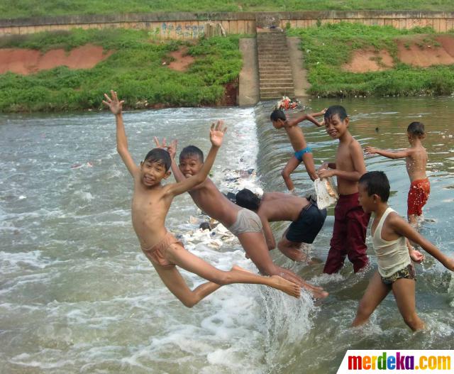 Foto Serunya aksi anak  anak  bermain  air di Kanal Banjir 