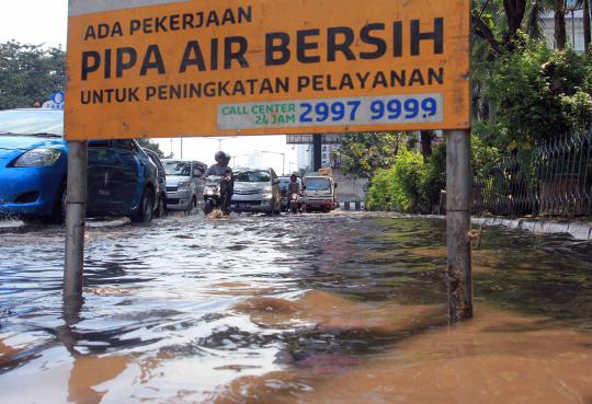 Pipa bocor, kawasan Karet Tengsin banjir
