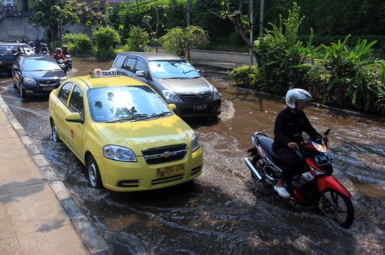 Pipa bocor, kawasan Karet Tengsin banjir