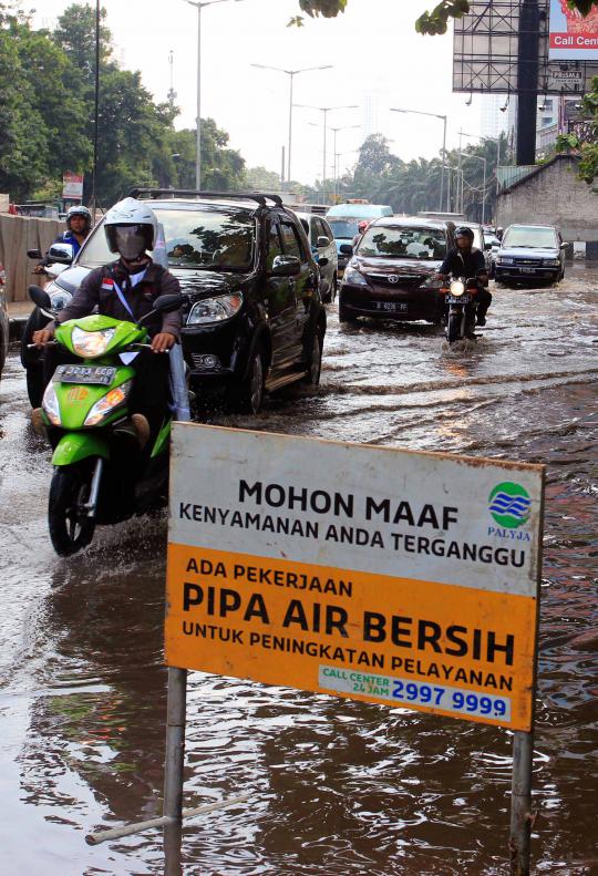 Pipa bocor, kawasan Karet Tengsin banjir