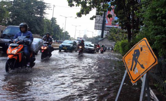 Pipa bocor, kawasan Karet Tengsin banjir