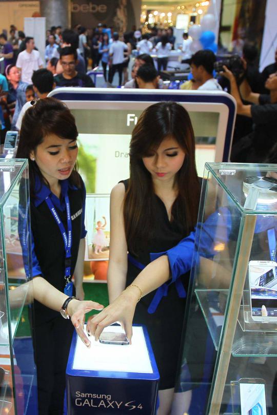 Antrean pembeli Samsung Galaxy S4 di Mall Grand Indonesia