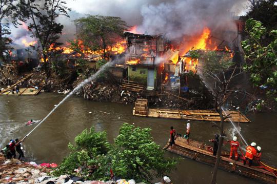 Permukiman padat Kampung Pulo dilalap si jago merah