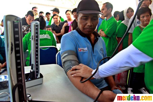 Foto : Jamsostek berikan pengobatan gratis kepada warga 