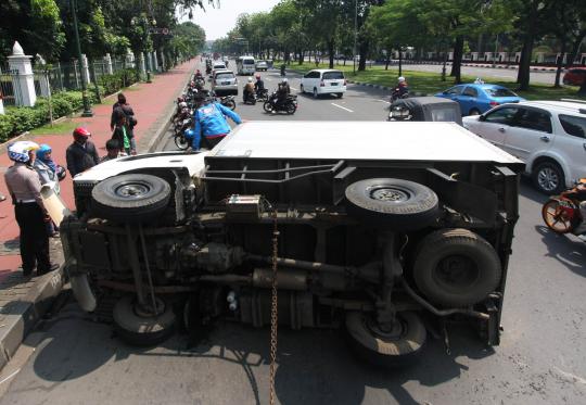 Truk boks terbalik di depan Mabes TNI AD