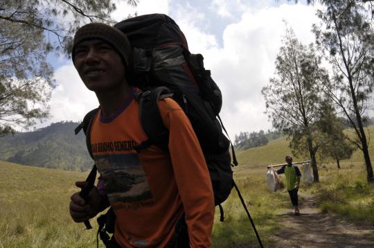 Potret para porter Gunung Semeru