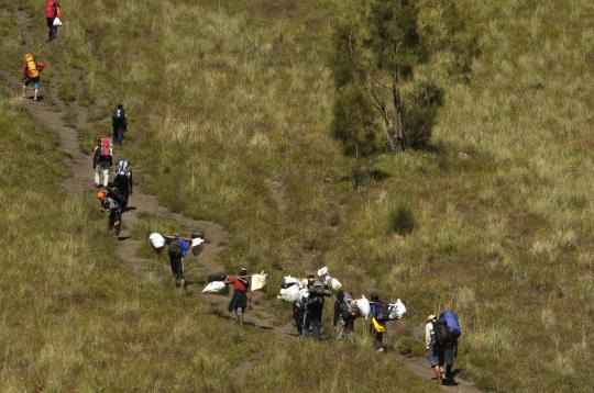 Potret para porter Gunung Semeru