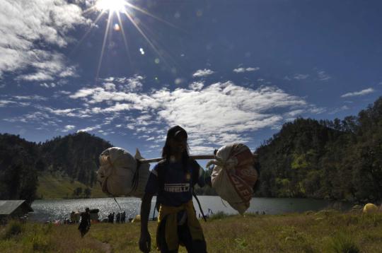 Potret para porter Gunung Semeru