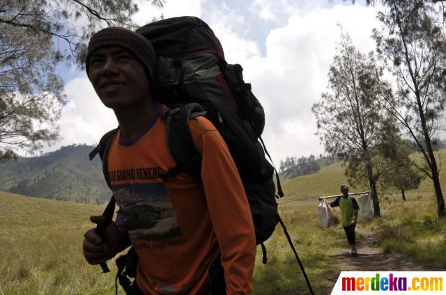 Foto Potret para porter Gunung Semeru merdeka com