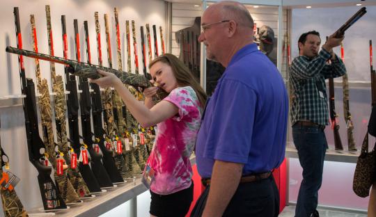 Menjajal aneka senjata api di acara NRA Texas