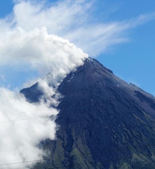 Gunung Mayon meletus, 4 pendaki tewas terjebak abu vulkanik