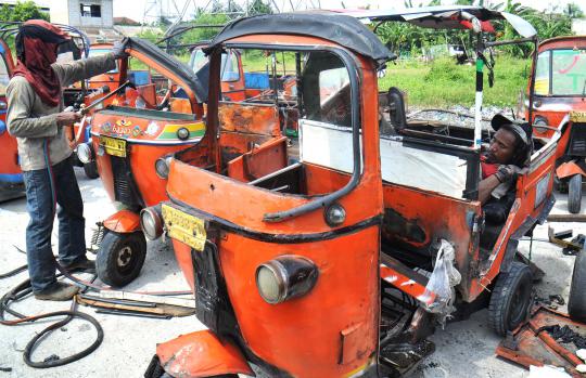 100 Bajaj dihancurkan di kawasan Pulo Gebang