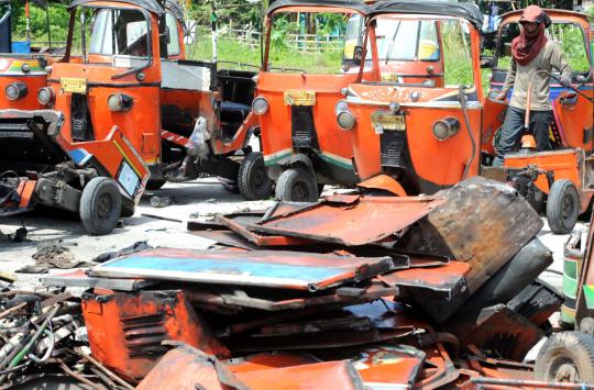 100 Bajaj dihancurkan di kawasan Pulo Gebang