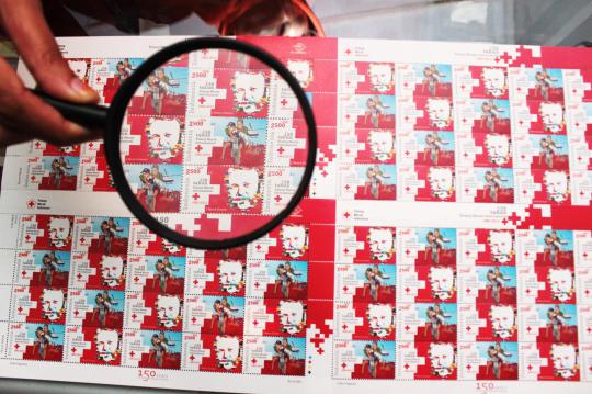 Pos Indonesia pamerkan perangko Palang Merah Internasional