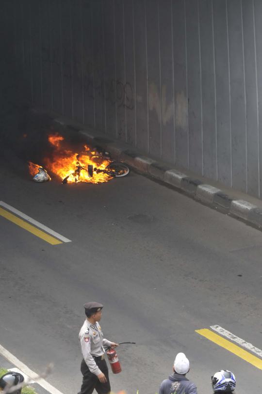 Sebuah motor Yamaha Mio terbakar di underpass Senen