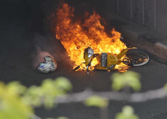 Sebuah motor Yamaha Mio terbakar di underpass Senen