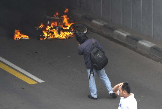 Sebuah motor Yamaha Mio terbakar di underpass Senen