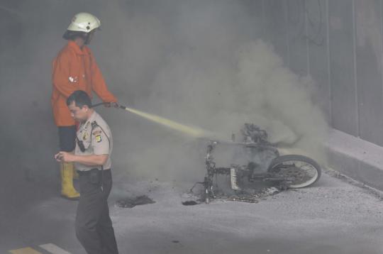 Sebuah motor Yamaha Mio terbakar di underpass Senen