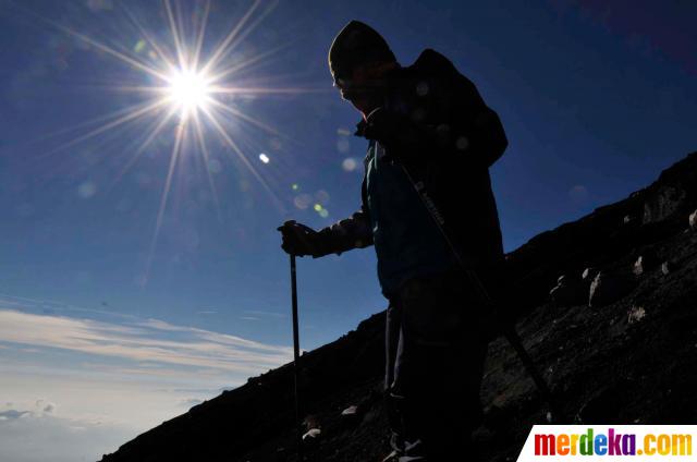 Foto Tim pendaki  merdeka com taklukkan Gunung Semeru 