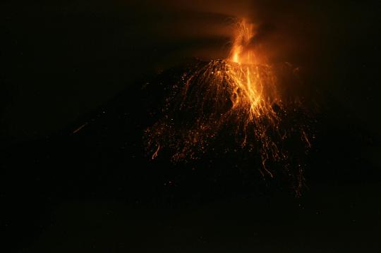 Gunung Tungurahua meletus