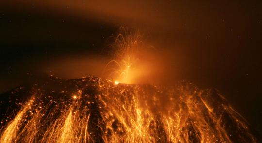 Gunung Tungurahua meletus