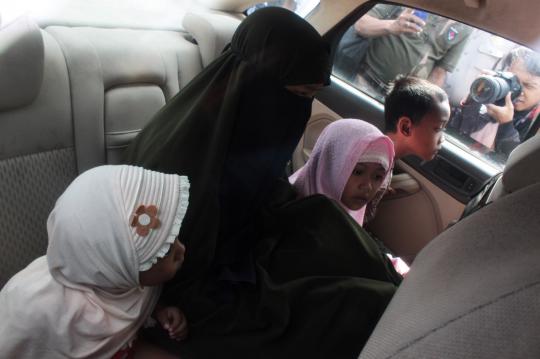 Polisi amankan istri & 3 anak terduga teroris di Ciputat