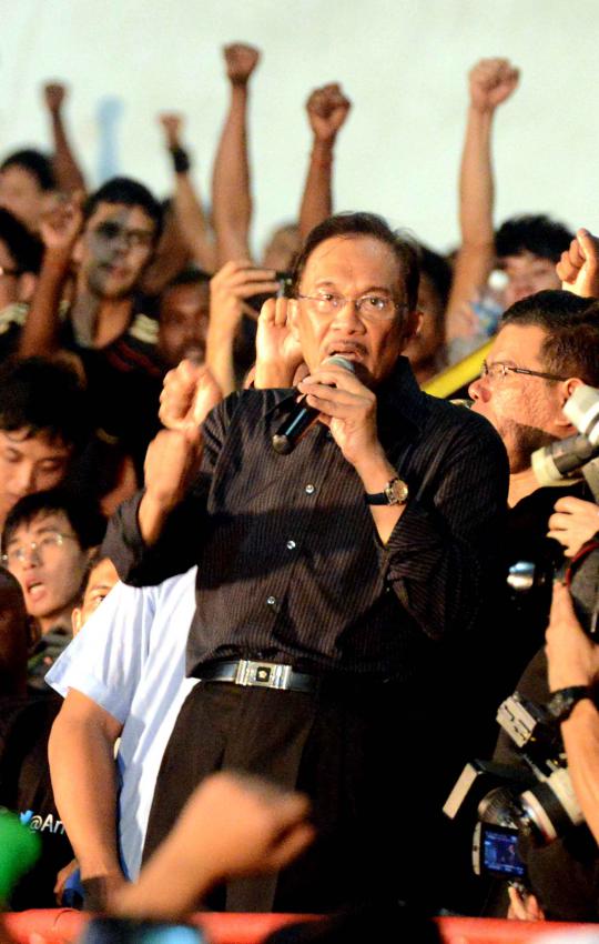 Puluhan ribu pendukung Anwar Ibrahim protes hasil pemilu
